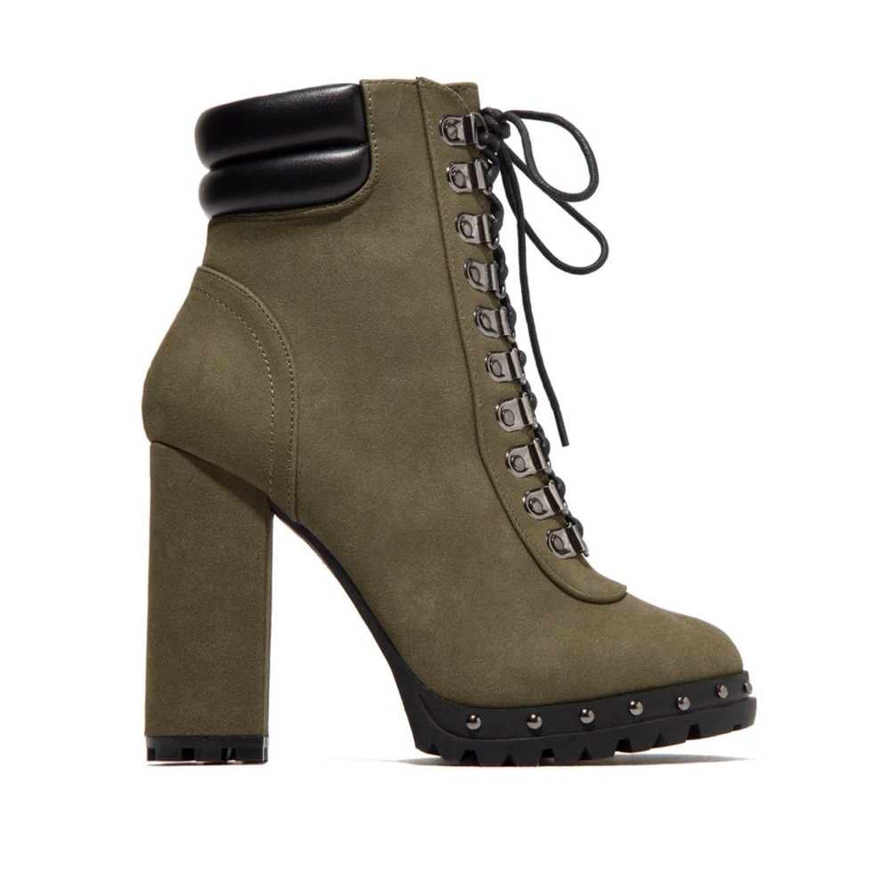 * Heel Height Approx: 4.25"
* Platform Height Approx: 0.75"